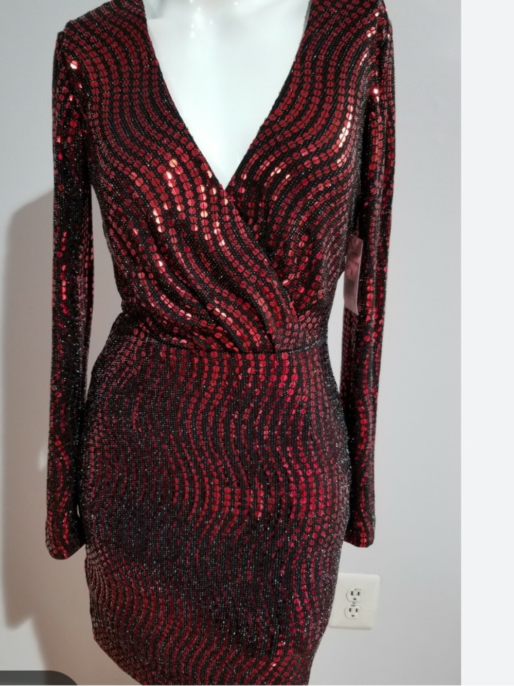 Alexia Admor Burgundy Sequin Long-Sleeve V-Neck Dress - Picture 6 of 8